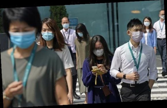 300,000  from Hong Kong will begin arriving in Britain from Sunday