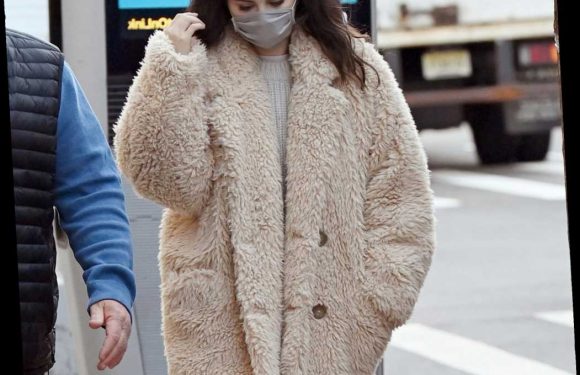 Selena Gomez Just Stepped Out in This Season’s Comfiest Coat, and We Found 6 Lookalikes Starting at $33