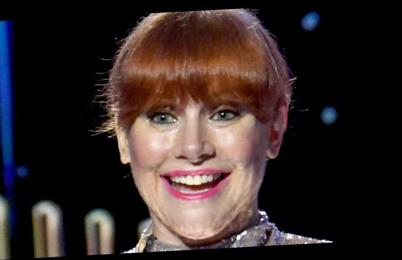 Why Golden Globes Fans Are Roasting Bryce Dallas Howard’s Dress