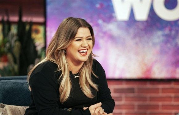 Kelly Clarkson to Take Over Ellen DeGeneres' Talk Show Slot in 2022