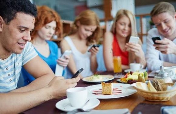 Looking at your phone makes other people do the same, study finds