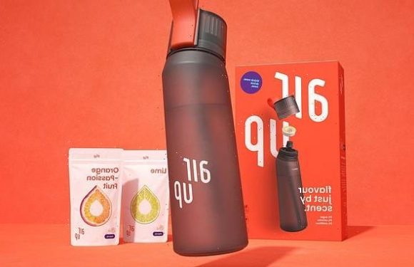 Water bottle releases AROMAS up nose to make you think it's flavoured
