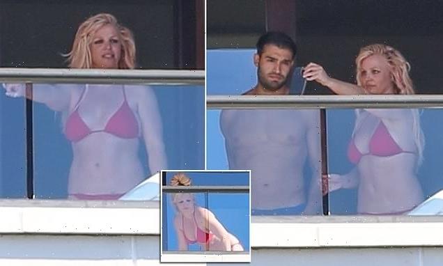 Britney Spears and boyfriend Sam Asghari takes selfies in Hawaii