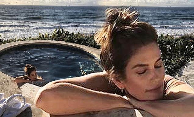 Cindy Crawford reveals she uses her jacuzzi twice a day as 'therapy'