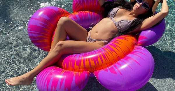 Kourtney Kardashian shows off her phenomenal figure in microscopic bikini