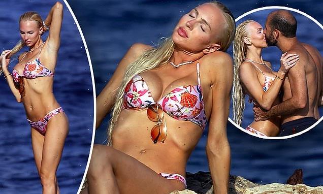 Christine Quinn models a bikini, kisses husband in Italy