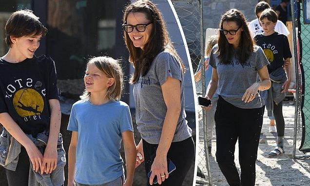 Jennifer Garner takes kids on a tour of their new Brentwood home