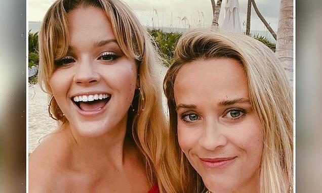 Reese Witherspoon takes a selfie with her mini-me daughter Ava