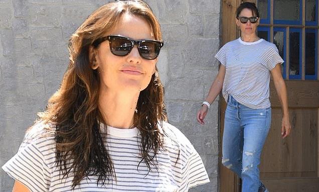 Jennifer Garner is in good spirits emerging from new home in Brentwood