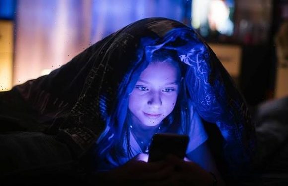 Children who use electronic devices at night sleep less, study warns