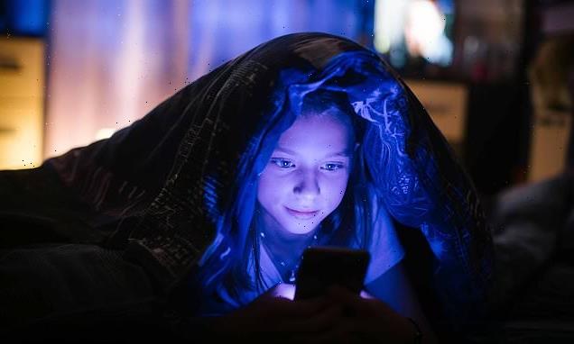 Children who use electronic devices at night sleep less, study warns