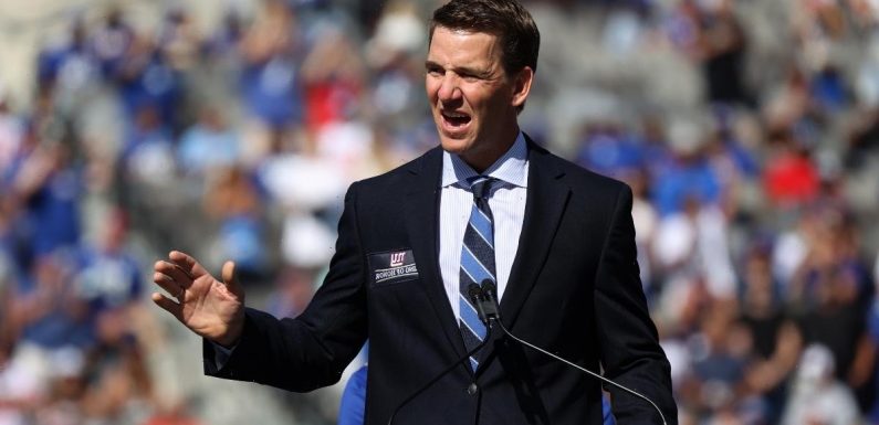 Eli Manning Flips Double Bird on 'Monday Night Football'