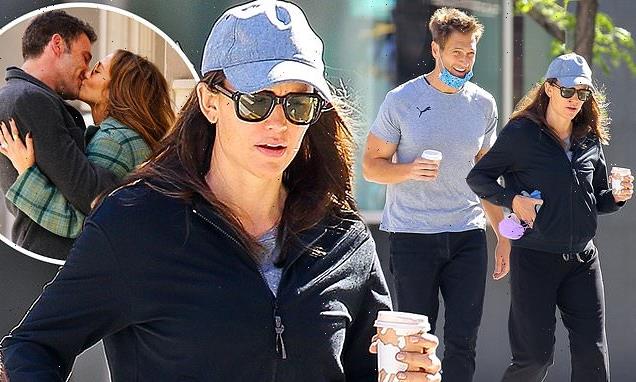 Jennifer Garner and on-again boyfriend enjoy casual coffee date
