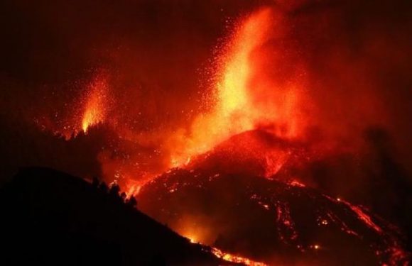 La Palma volcano eruption: Holidaymakers must take cover as acid rain warning issued