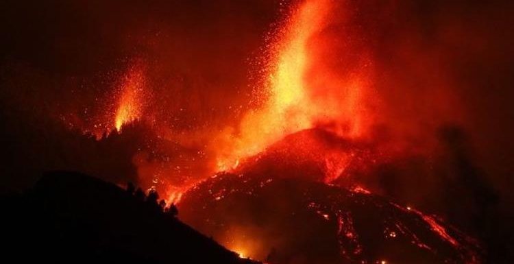 La Palma volcano eruption: Holidaymakers must take cover as acid rain warning issued