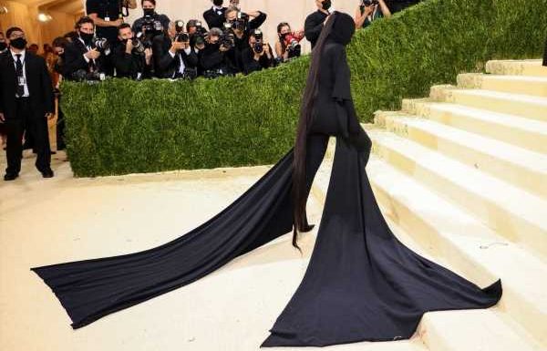 The Best Fan Reactions to Kim Kardashian West’s Met Gala Look