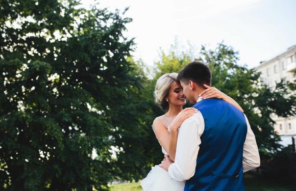 Casual-dressed groom shamed for wearing Crocs and shorts to his wedding