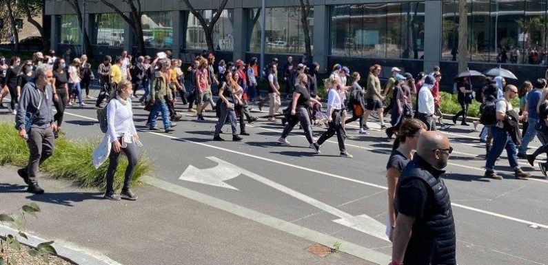 Police make arrests as protesters converge on Melbourne streets, rallying against vaccine mandate