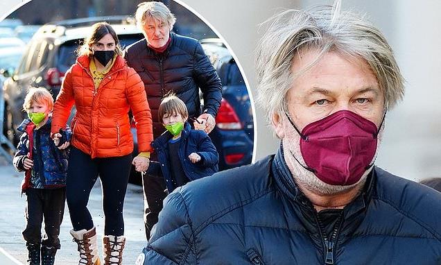 Alec Baldwin takes his children to NY's Museum of Natural History