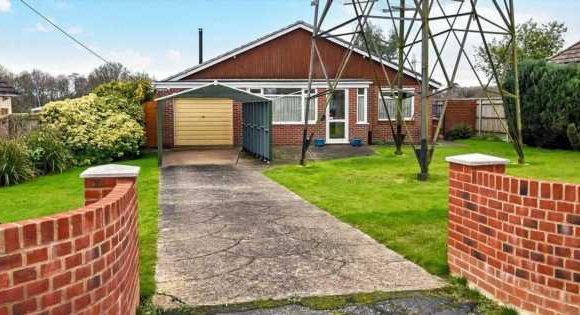 Bungalow listed for £350k but estate agents fail to mention enormous pylon
