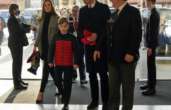 Duchess Kate brought Prince George & 18 big gold buttons to the rugby match