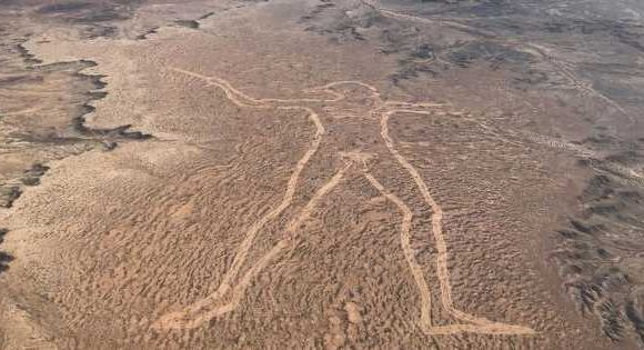 Google Earth fans claim geoglyph discovered in desert is ‘proof of giants’
