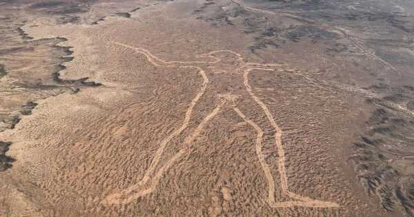 Google Earth fans claim geoglyph discovered in desert is ‘proof of giants’