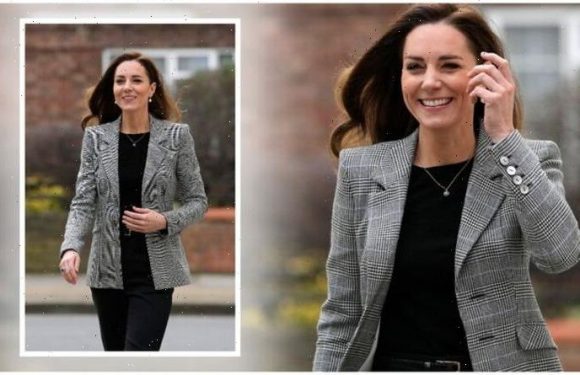Kate Middleton stuns wearing matching sapphire necklace with engagement ring in London