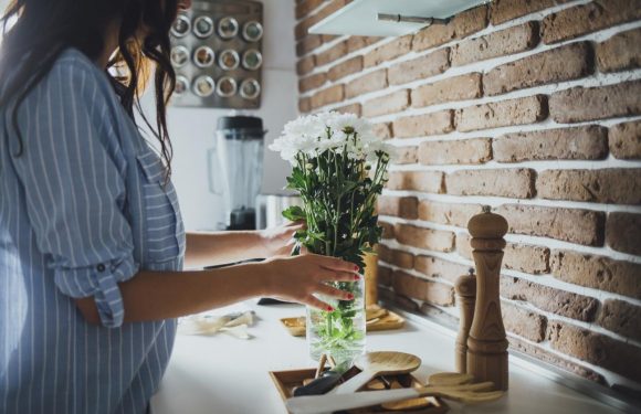 Easy $3 cleaning hack gets your flower vases sparkling clean again