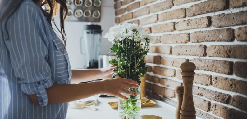 Easy $3 cleaning hack gets your flower vases sparkling clean again