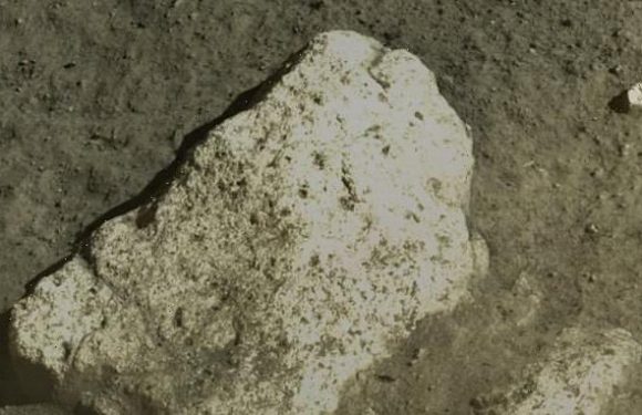 Lunar soil could be used to convert carbon dioxide into ROCKET FUEL