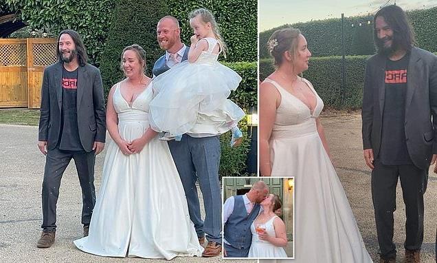 Keanu Reeves crashes British couple's wedding reception