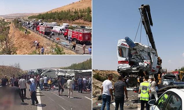 Sixteen killed at bus crash site in Turkey by second bus hitting them
