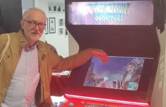 Jeremy Corbyn pictured playing arcade game about killing THATCHER