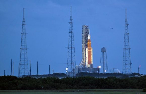 NASA's next-generation Artemis moon rocket tanks up for debut launch