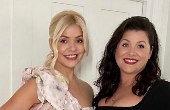 Holly Willoughby wows fans as she ‘looks like twin’ with sister in glam snap