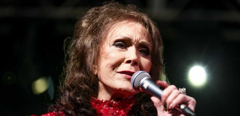 Loretta Lynn dead at 90: Blake Shelton, LeAnn Rimes, more react to passing of country music icon