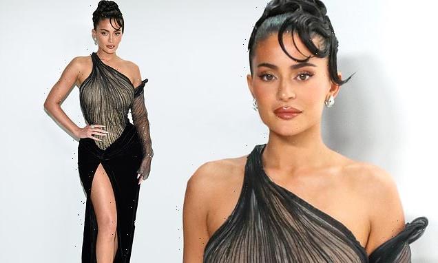 Kylie Jenner embraces 90s fashion in  Mugler gown at CFDA  Awards