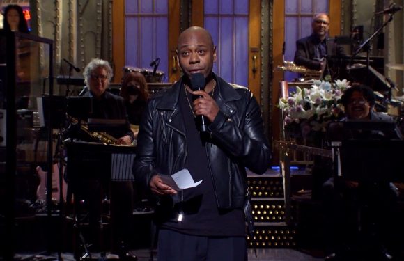 ‘SNL’: Dave Chappelle Discusses Kanye West and Kyrie Irving’s Anti-Semitic Scandals During Monologue