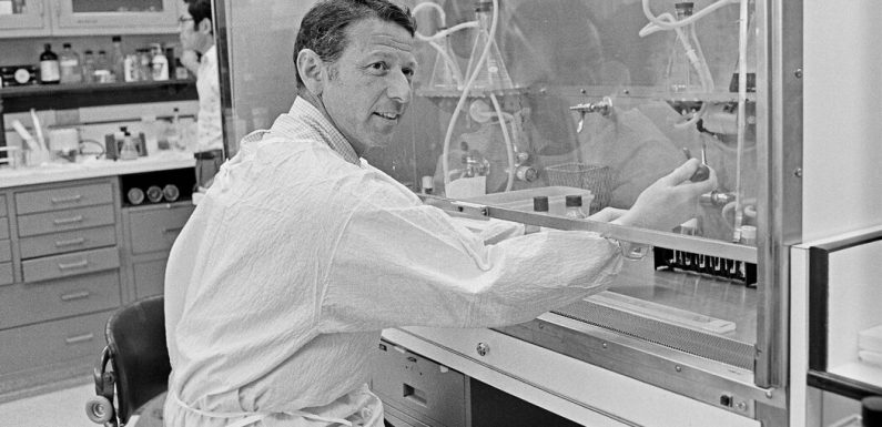 Paul Berg, Nobel-Winning Pioneer of Genetic Engineering, Is Dead at 96