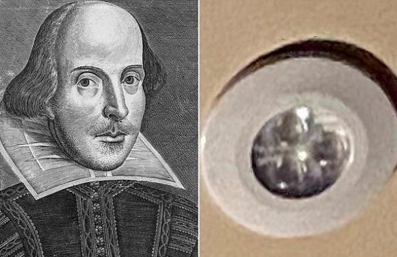 Woman says she can see William Shakespeare in a ceiling light