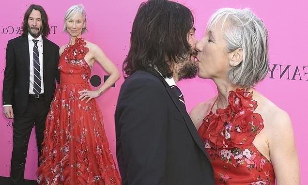 Keanu Reeves & girlfriend Alexandra Grant kiss at MOCA gala in LA