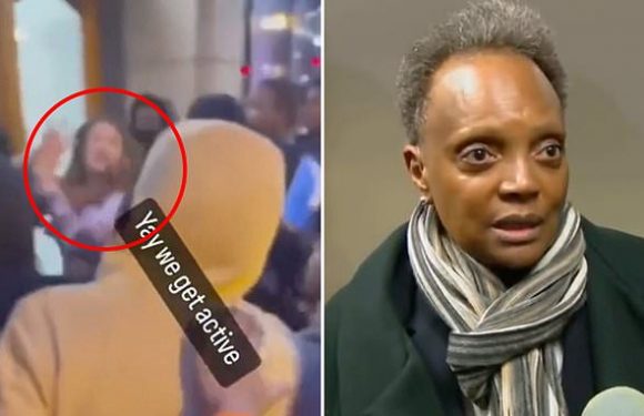 Moment group of teens attack woman in Chicago