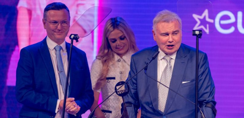 Eamonn Holmes issues apology as he ‘struggles’ to get on stage to accept award