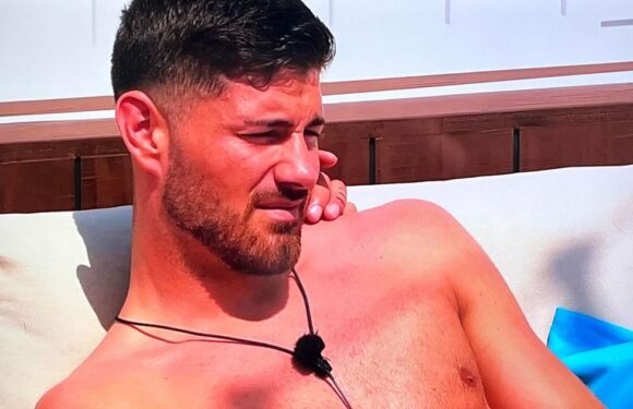 Love Island fans spot ‘eerie’ blunder as ‘extra hand’ appears from nowhere