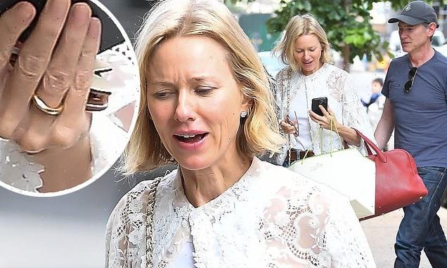 Newlyweds Naomi Watts and Billy Crudup wear wedding bands in NYC