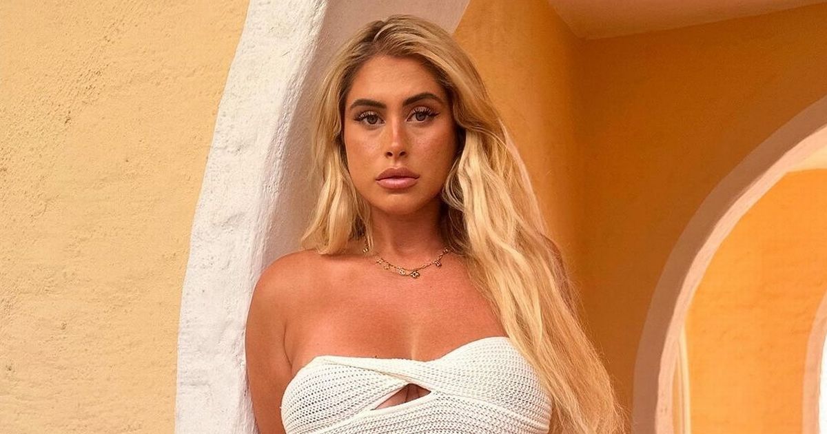 Curve babe told ‘normal is sexy’ as she flaunts tum in crop top and mini skirt