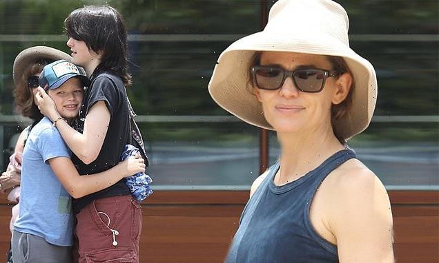 Jennifer Garner takes her three kids to brunch at Soho House in Malibu