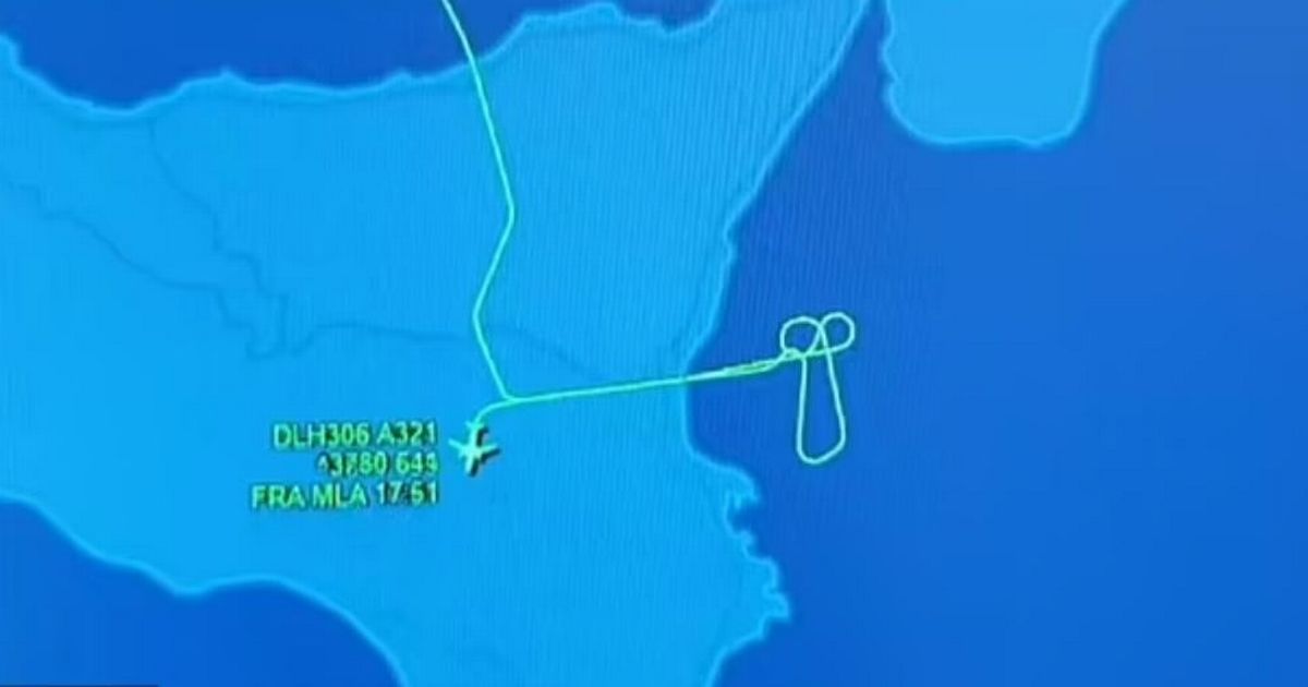 Aircraft makes penis-shaped flight pattern in diversion – but it was accidental