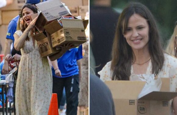 Jennifer Garner Hosts A Food Drive For Her 50th Birthday